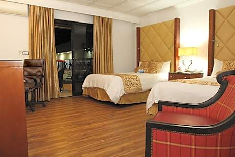 Deluxe Suite - Pool Side