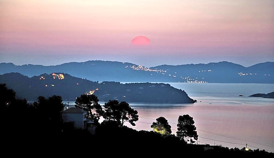 GoldenHill Studios&apartments