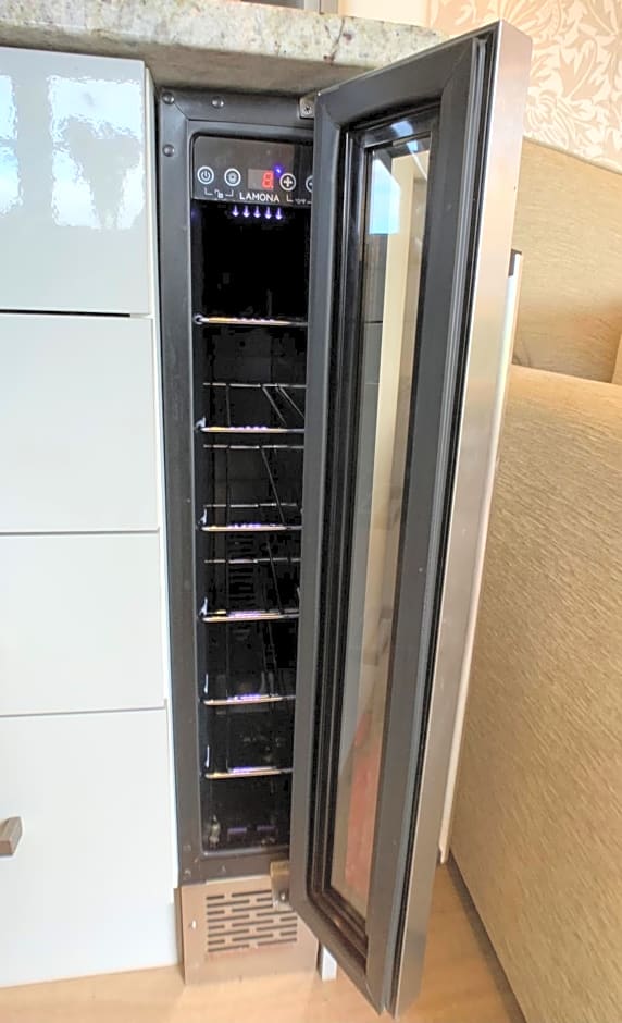 Luxury Shepherds Hut with Superb Views & Fire Pit & walking distance to a superb Gastro Pub