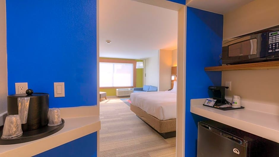 Holiday Inn Express & Suites Tulsa Midtown