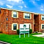 HomeTowne Studios by Red Roof Huntsville - Madison