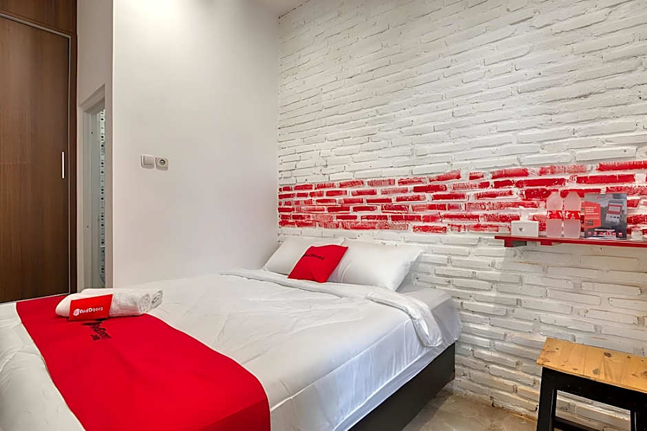 RedDoorz Syariah @ Jl. Cengger Ayam Dalam