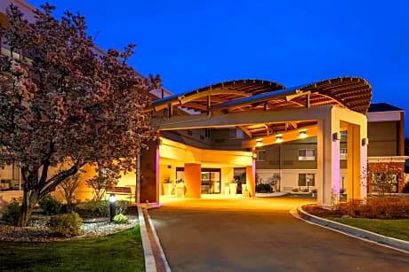Holiday Inn Express Milwaukee - West Medical Center, an IHG Hotel