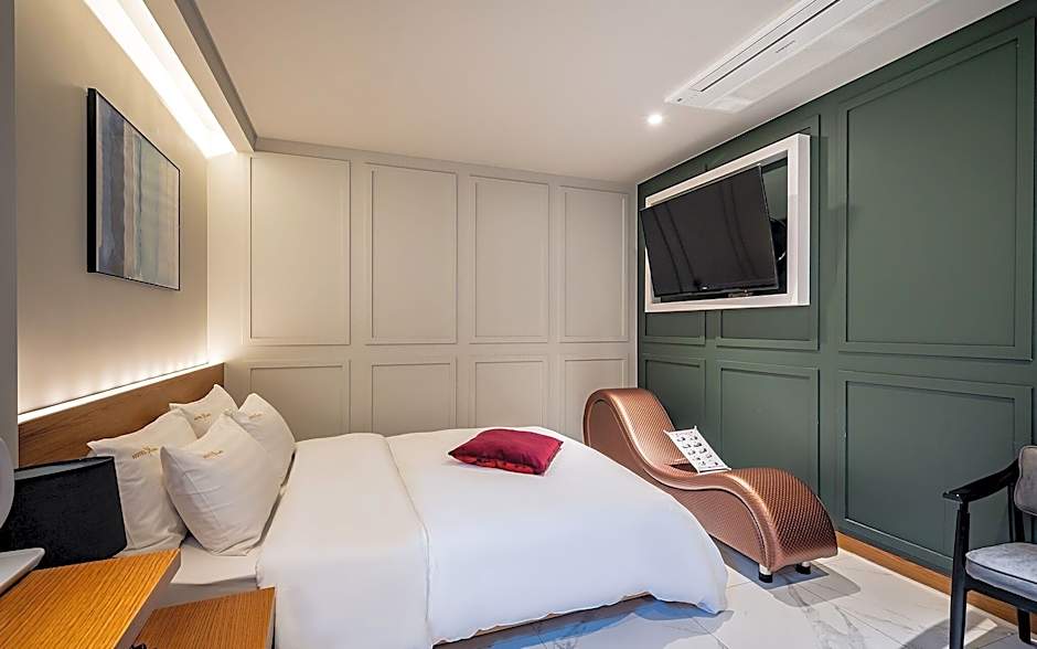 Plum Hotel