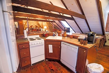 Annie Danner Suite (third floor)