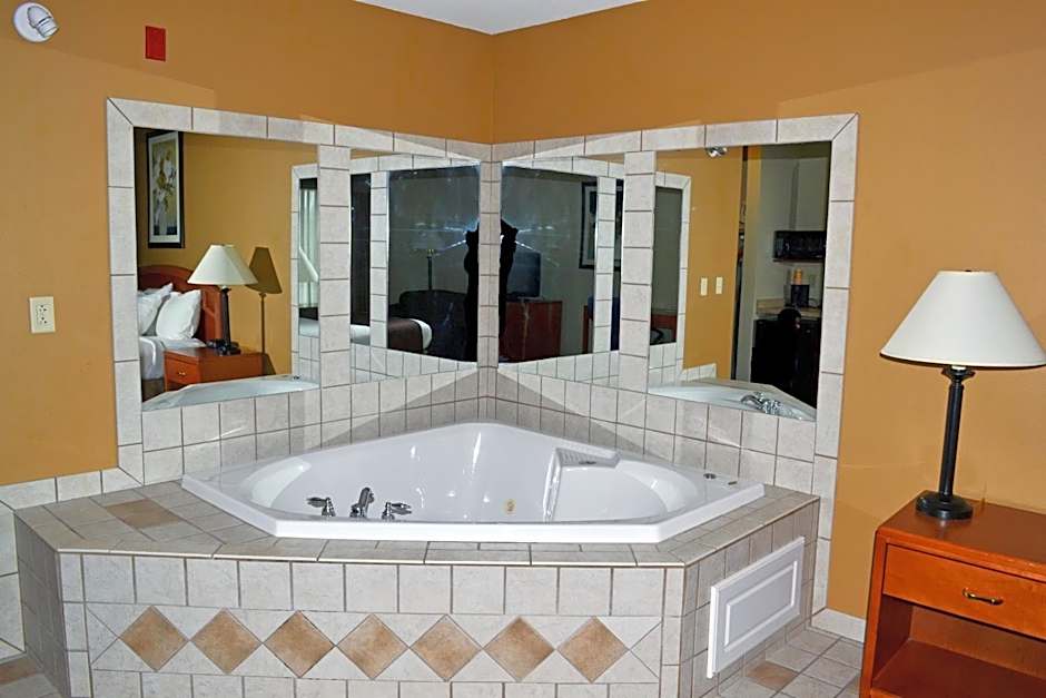 Paola Inn and Suites