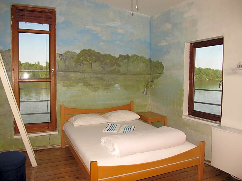 ArkaBarka Floating Hostel