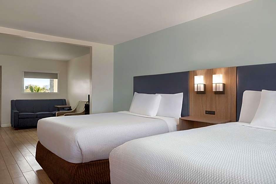 La Quinta Inn & Suites by Wyndham Oceanfront Daytona Beach