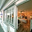 COUPLES GETAWAY, HONEYMOON SWEET, Perfectly Cozy Beach Front Condo with kitchen, pool, free parking,CHECK-IN AT DOOR