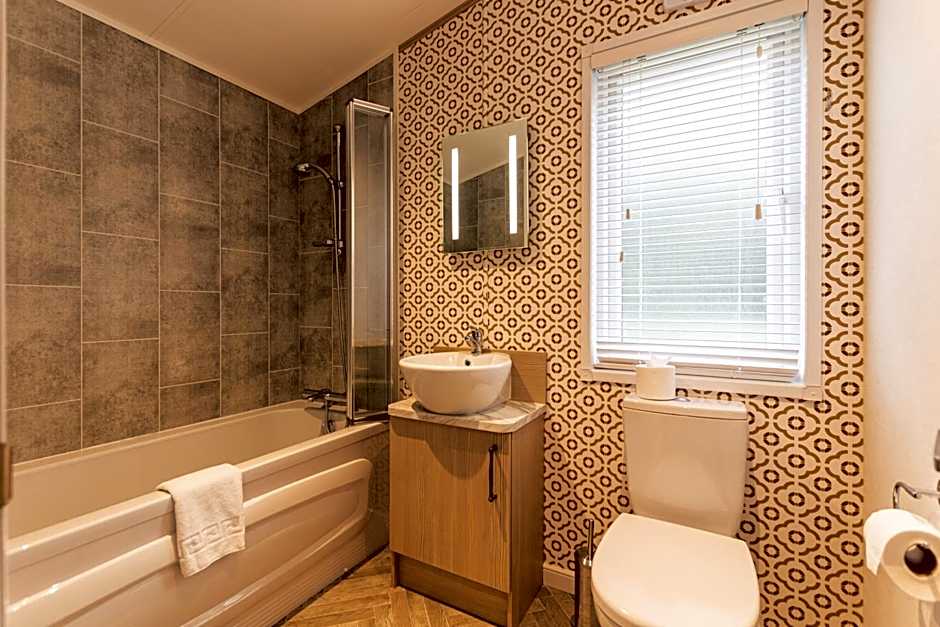 Hemingway Lodge with Hot Tub