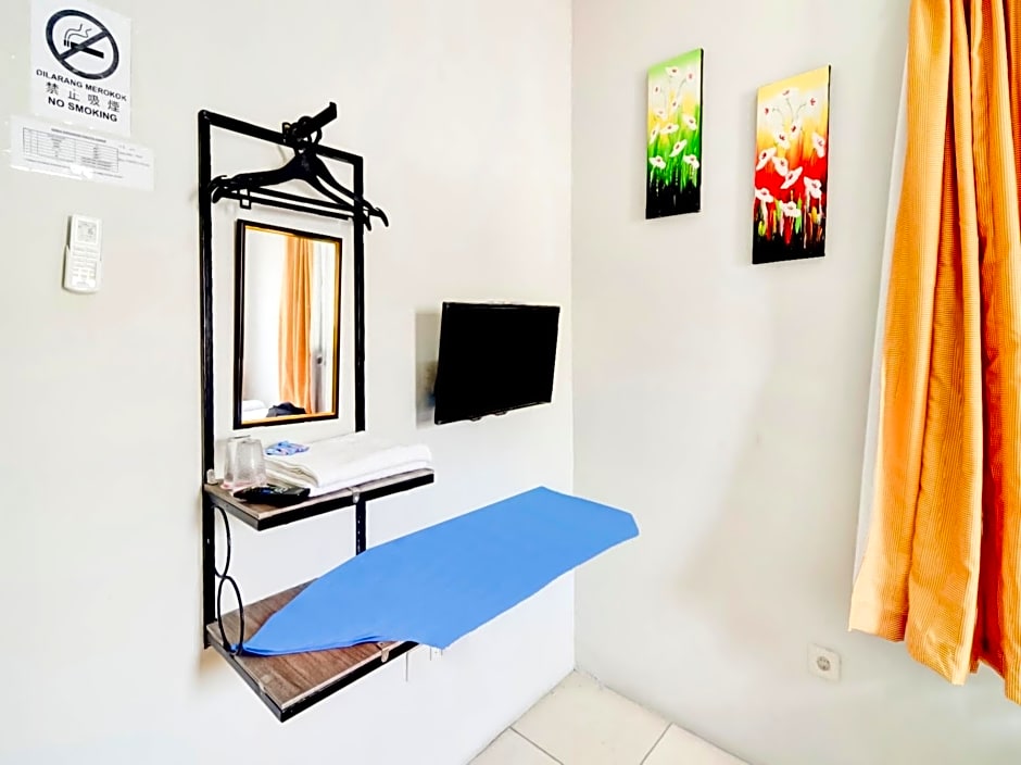 Vaccinated Staff - OYO 90048 Teratai Bekasi Guesthouse