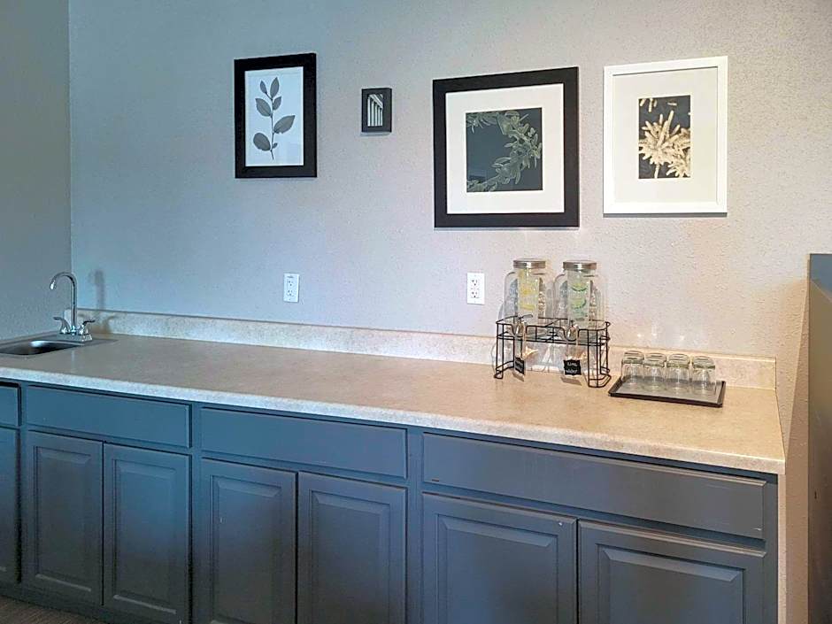 Country Inn & Suites by Radisson, Appleton Airport - Fox River Mall Area