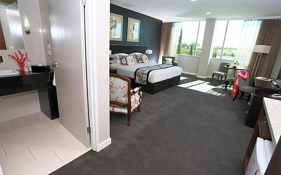 Springfield Lakes Hotel