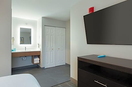 Two-Bedroom Suite with One King and One Queen Bed