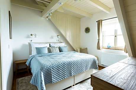 Apartment with Mountain View