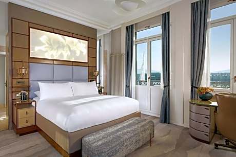 Lake Front Suite, 1 Bedroom Suite, 1 King, Sofa bed, Balcony
