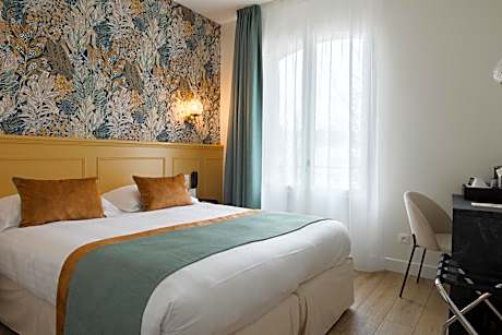Superior Queen Room with Balcony - Non-Smoking