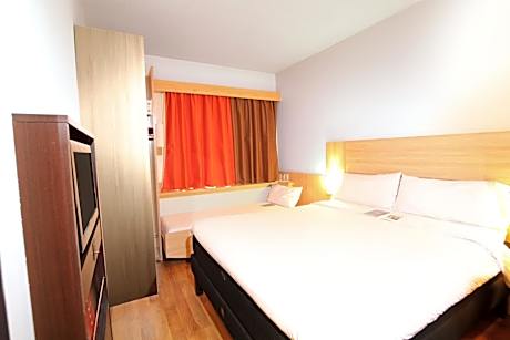Queen Room with extra bed