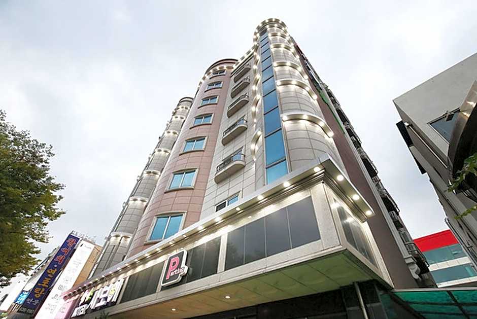 Daejeon Yongjeon Savoy – Daejeon, FL