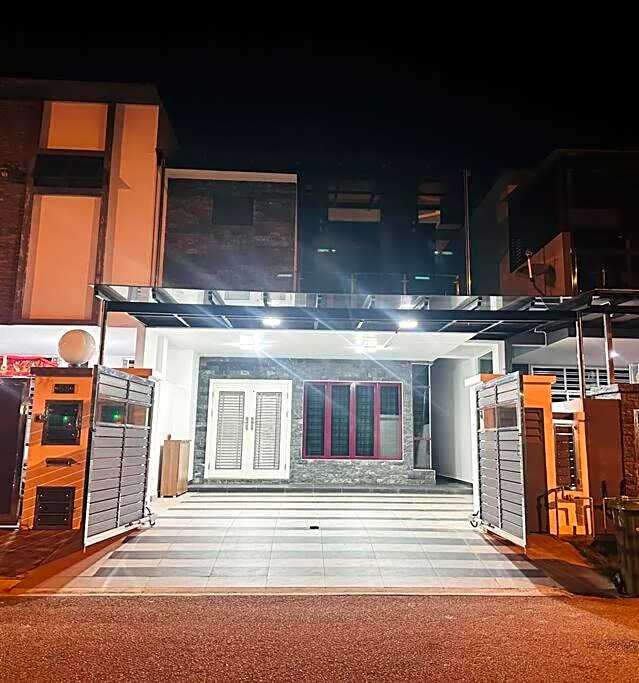 Rini residences 整栋双层排楼适合全家大小居住周边商店商场林立