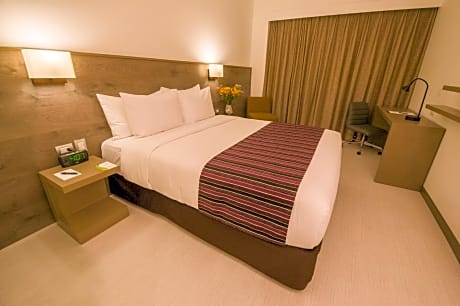 1 Queen Bed, Non-Smoking, Superior Room, Wi-Fi, Cable Tv, Air-Conditioned, Safe, Full Breakfast