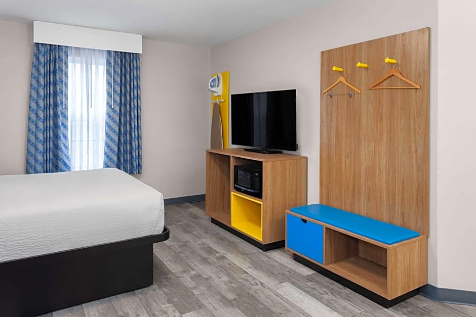 Days Inn & Suites by Wyndham Sellersburg