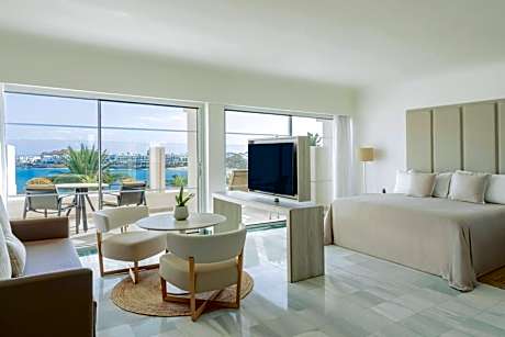 The Reserve Junior Suite Front View with Whirlpool