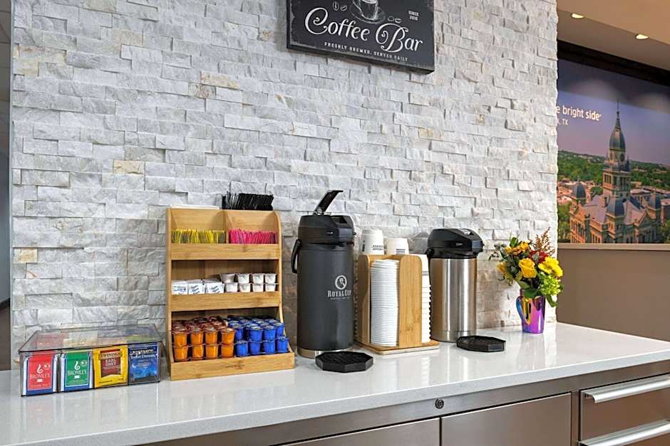 La Quinta Inn & Suites by Wyndham Denton - University Drive