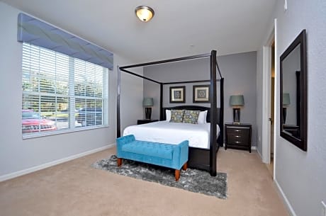 Deluxe Three-Bedroom Apartment with Garden View