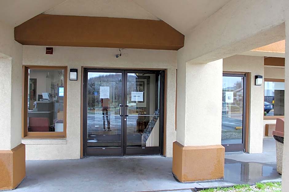 Super 8 by Wyndham Chiswell/Max Meadows Area