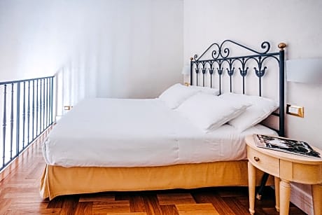 Junior Suite (2 Double Beds and 1 Twin Bed)