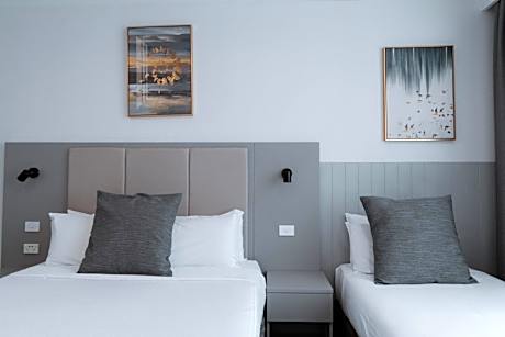 Queen Single Twin Room