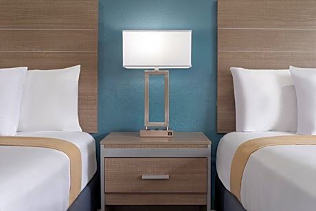 Queen Room with Two Queen Beds and Bath Tub - Disability/Non-Smoking