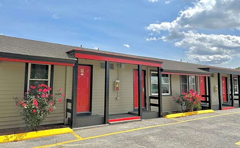 Whistling Pines Motel- Daily and Extended Stay