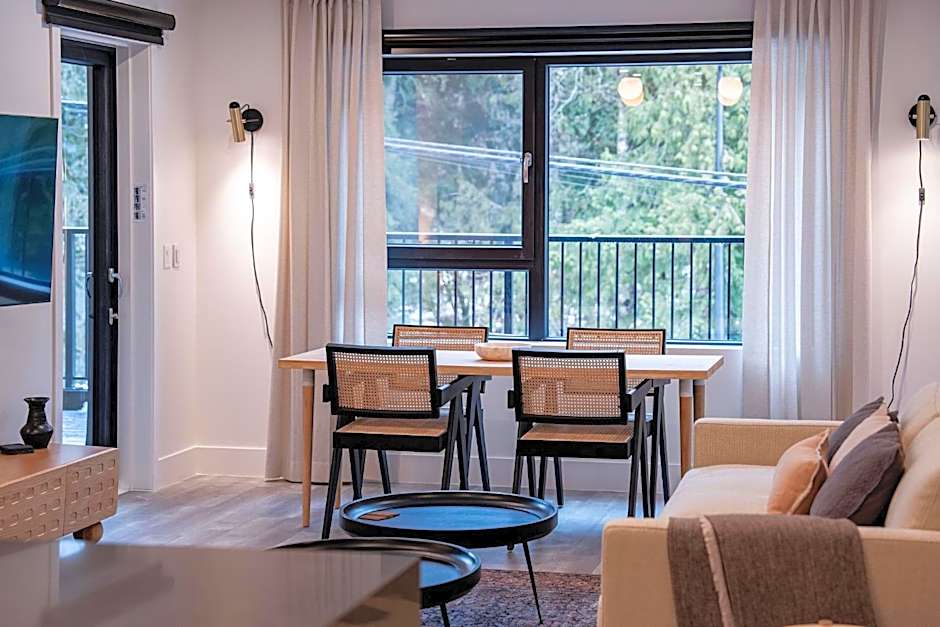 Snow & Swing Getaway - Three Bedrooms with Hot Tub (Stay Revy)