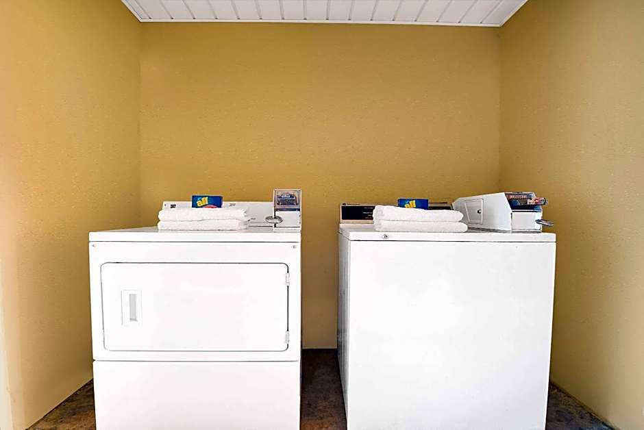 Super 8 by Wyndham Dallas South