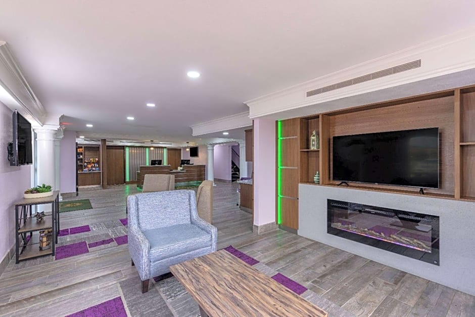 La Quinta Inn & Suites by Wyndham Kansas City Lenexa