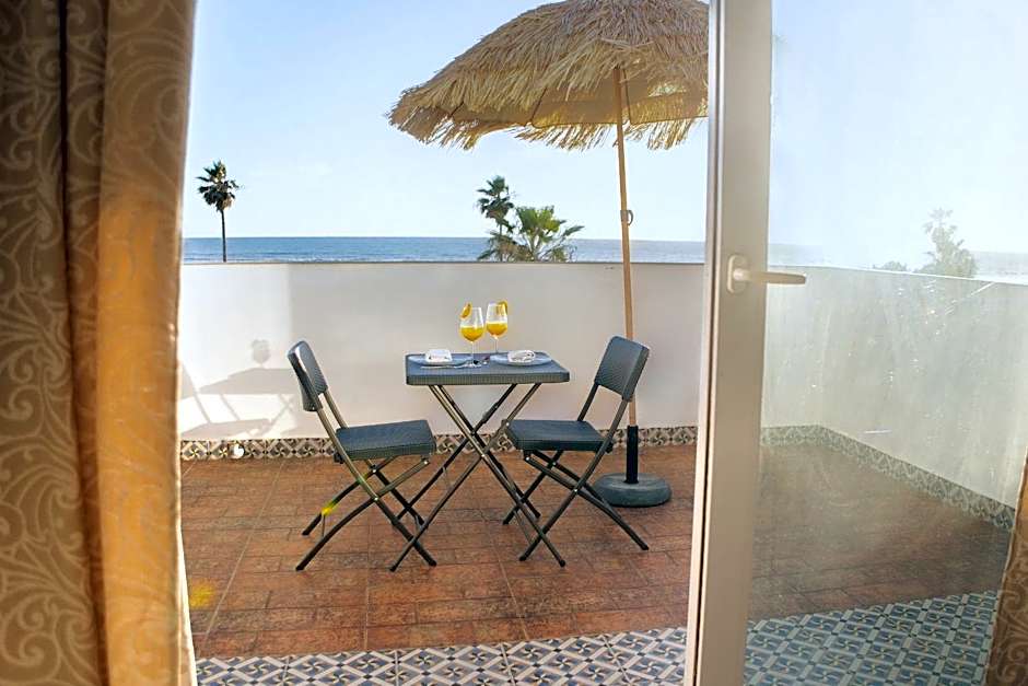 Hotel Playa Conil - Beachfront Studios & Suites