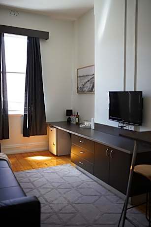 Deluxe Queen Suite