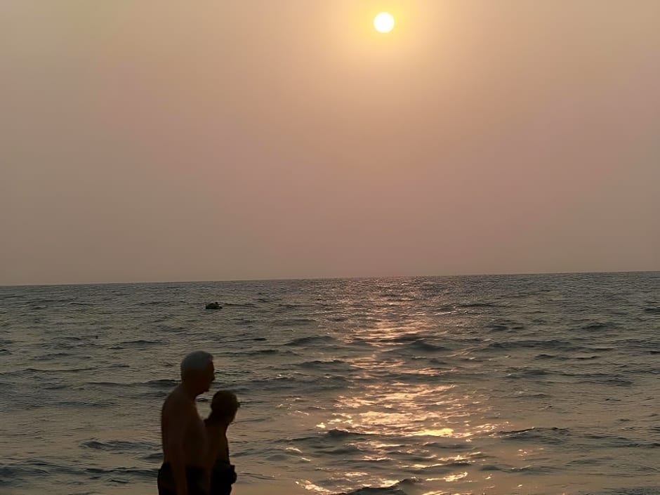 Mayas Beach House - Boutique Serviced Villa