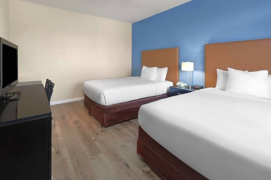 Days Inn by Wyndham Mackinaw City/Bridge