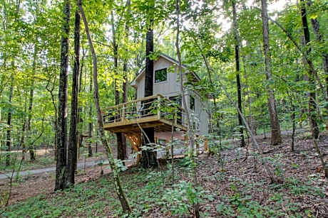 Birch Luxury Treehouse near Lake Guntersville