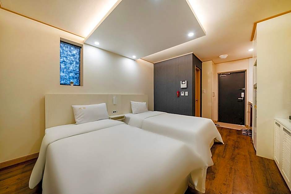Ean Residence