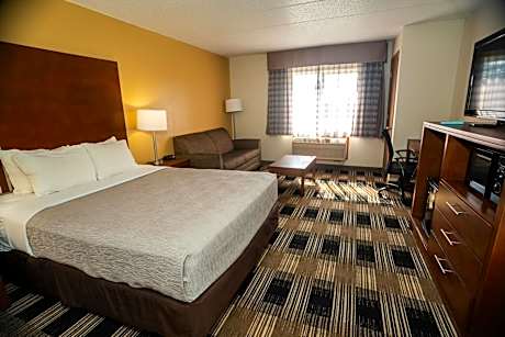King Room - Non Smoking/Interior Hall