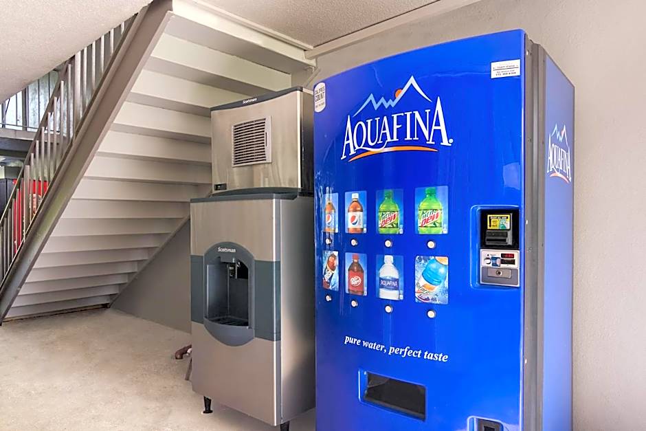 HomeTowne Studios by Red Roof Vero Beach - I-95