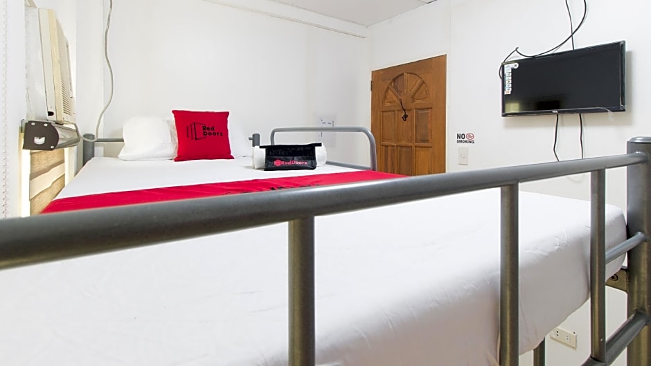 RedDoorz @ Teofila Lodge