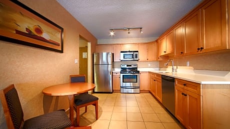 Suite-2 Queen Beds, Non-Smoking, Sofabed, 2 Flat Screen Tvs, Separate Living Area, Full Kitchen, Wi-Fi, Full Breakfast