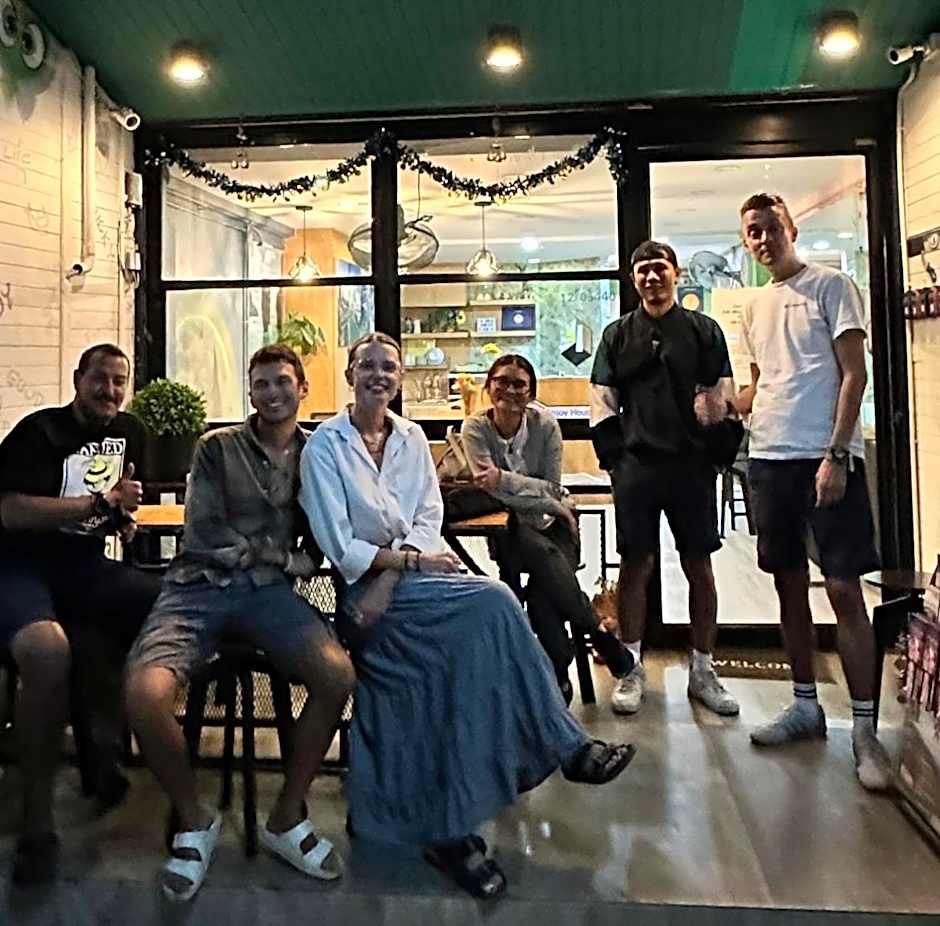 Lazy Gibbon 1 Chiang Mai - Tha Phae Gate