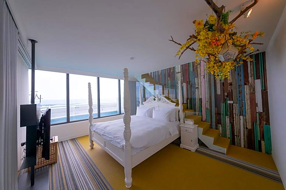 Play Hotel - Guest Reservations