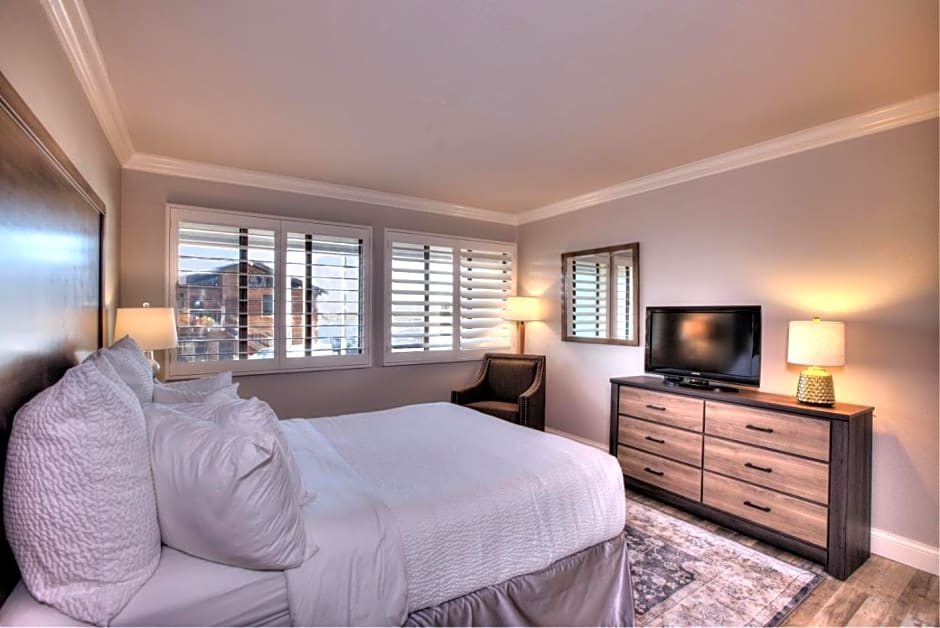 456 Embarcadero Inn & Suites